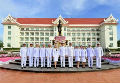 ร่วมพิธีวางพวงมาลาถวายเครื่องราชสักการะ