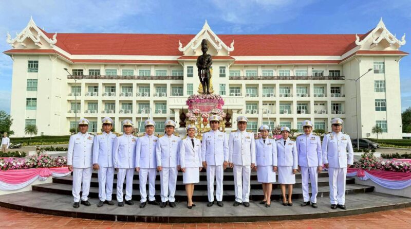 ร่วมพิธีวางพวงมาลาถวายเครื่องราชสักการะ