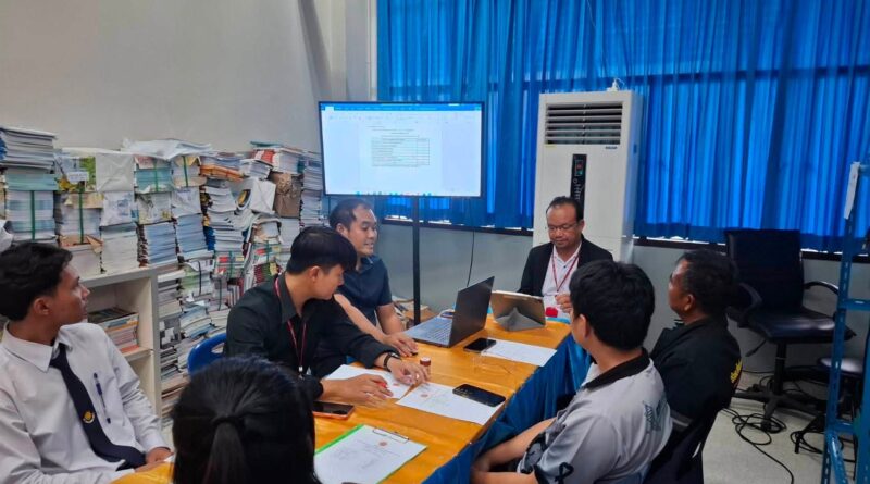 ประชุมร่วมกับคณะครู คณะ กรรมการชมรมวิชาชีพช่างอิเล็กทรอนิกส์ ยุวทูตช่อสะอาดรุ่น 2 มูลนิธิต่อต้านการทุจริต